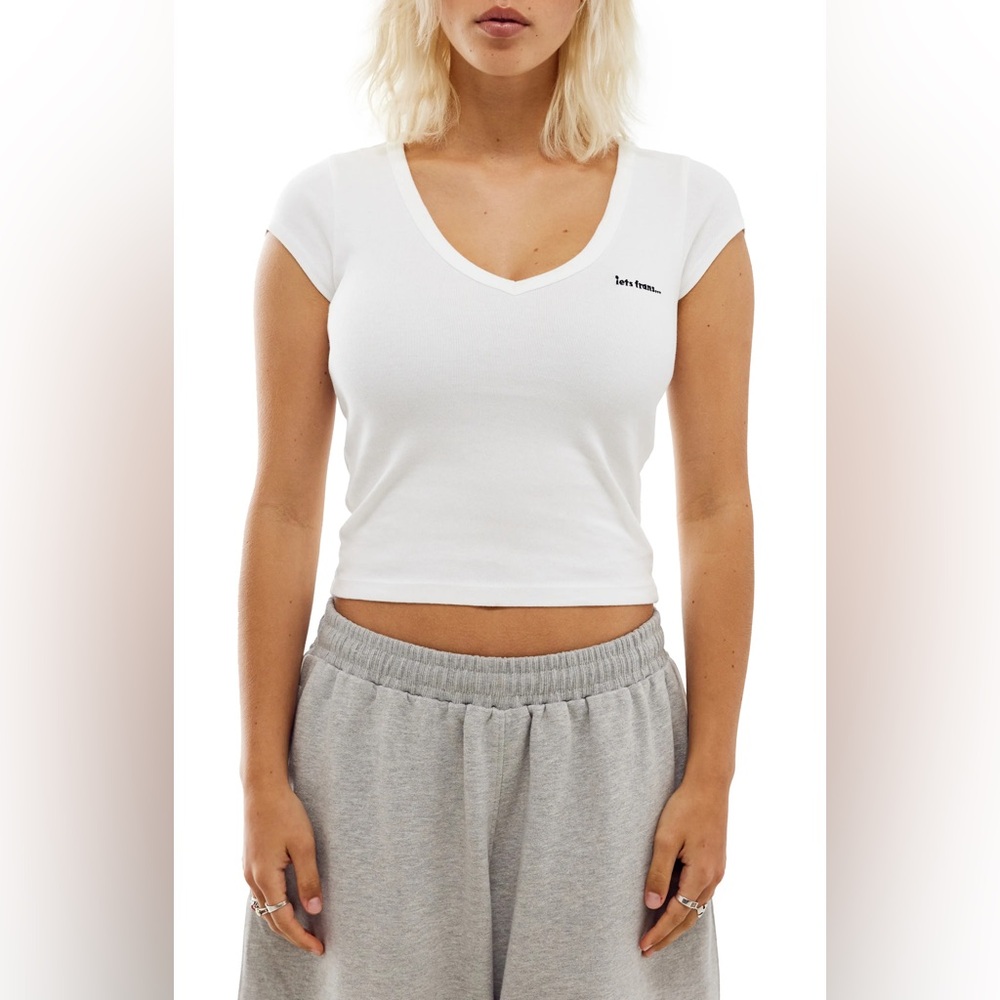 Urban Outfitters iets frans V-Neck Baby Tee Women’s Size Large - Picture 4 of 9